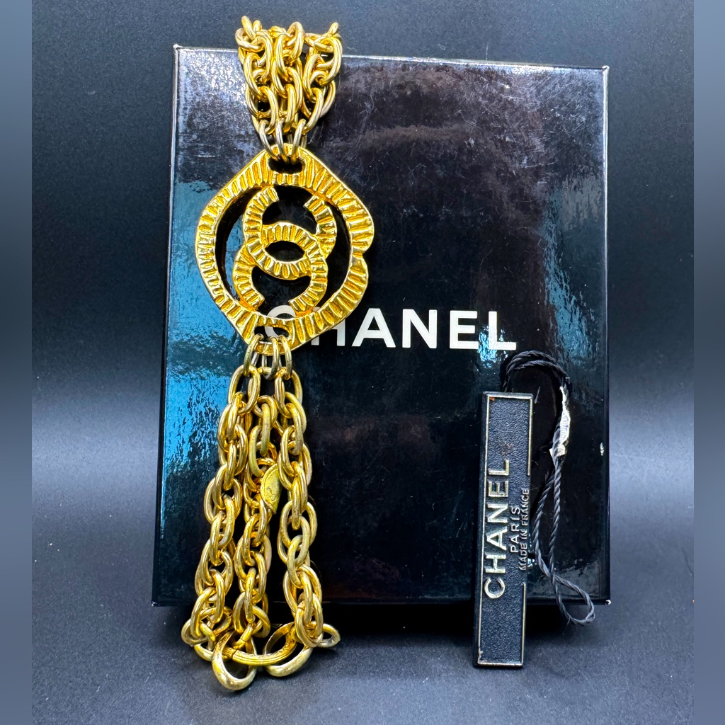 Lot 1556 24k Gold Plated Chanel Vintage Bracelet 525$